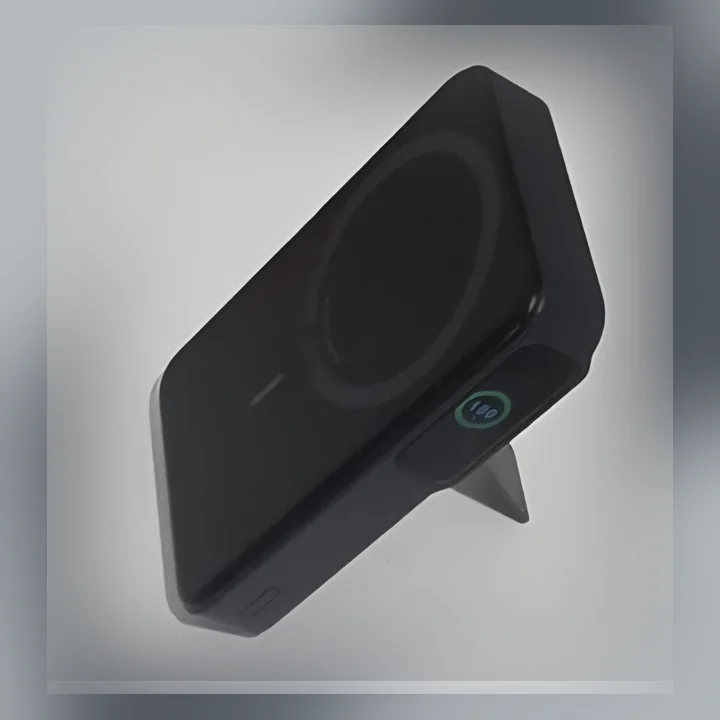 Anker MagGo powerbank i mörk finish, uppfälld på sitt inbyggda stativ