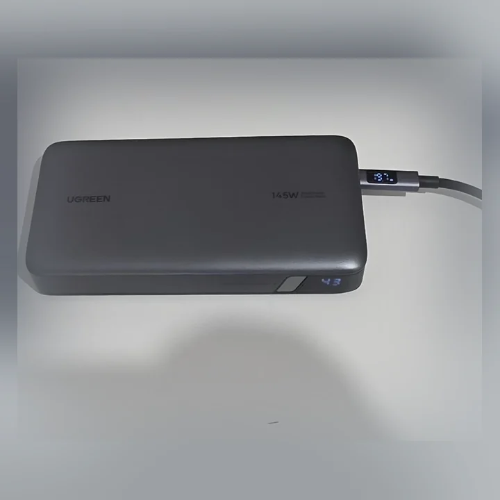 UGREEN Nexode powerbank 25000 mAh liggande, portsidan synlig
