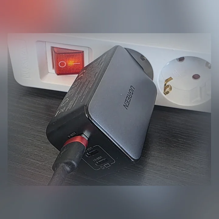 UGREEN väggladdare med USB-A och två USB-C-portar, kabel ansluten