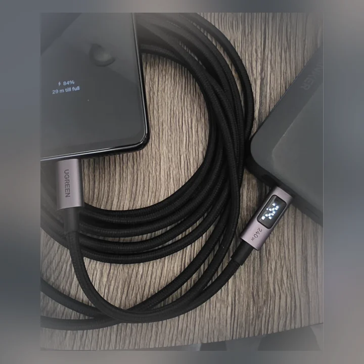 UGREEN USB-C-kabel hoprullad bredvid en telefon